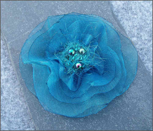 Bl&aring; organza blomst med fibre