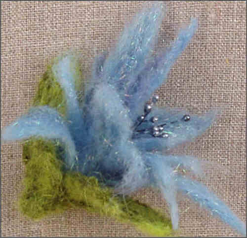 Skinnende blomst i fibre og uld