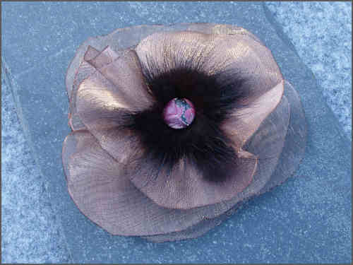 Blomst i organza, mink og knap