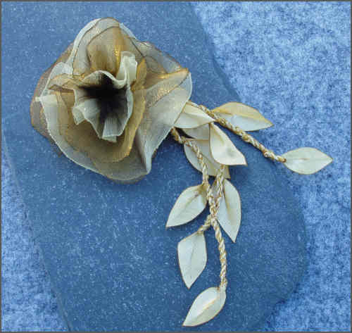 Blomst i organza, taft og mink