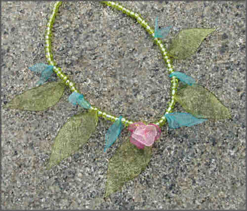 K&aelig;de af organza og perler