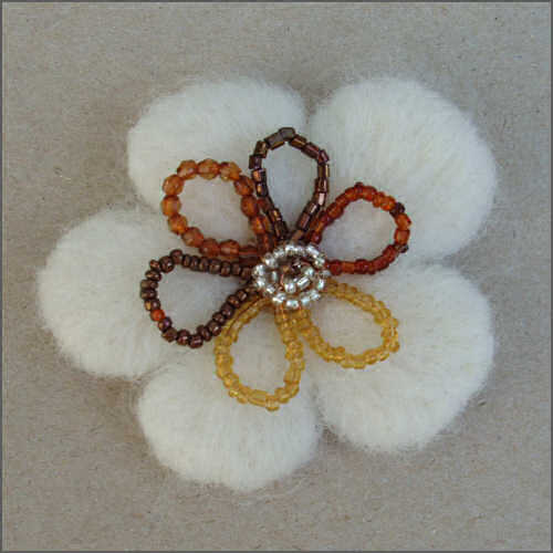 Filtet blomst med perlepynt