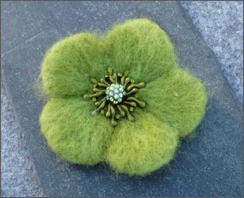 Filted blomst med smykke