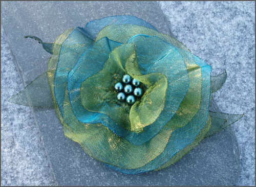 Bl&aring;gr&oslash;n organza blomst