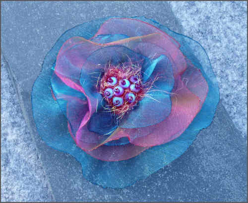 Bl&aring;r&oslash;d organza blomst