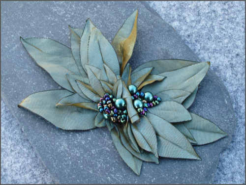 Bl&aring;gr&oslash;n taft blomst