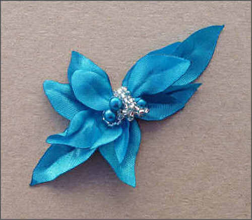 Blomst af satin og perle