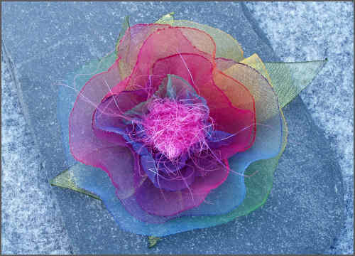 Regnbue farvet organza blomst