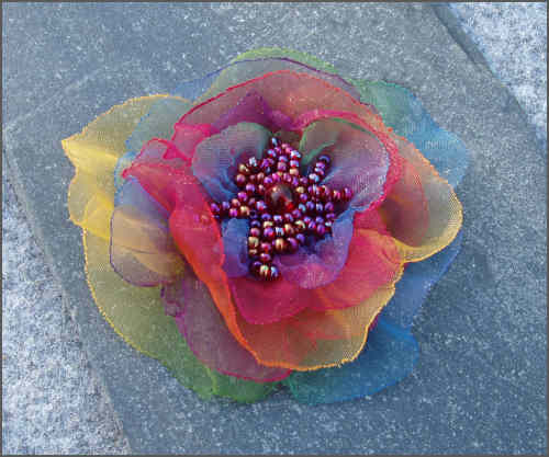 Regnbue farvet organza blomst