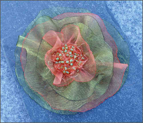 Gr&oslash;norange organza blomst