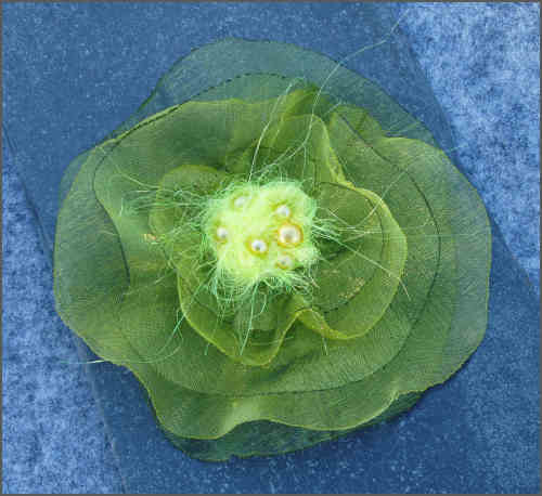 Gr&oslash;n organza blomst