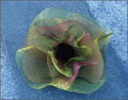 Gr&oslash;n r&oslash;d organza blomst