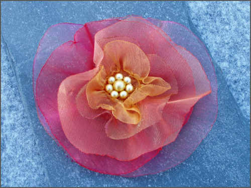 Gulr&oslash;d organza blomst