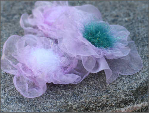 Blomster i organza med uldknopper