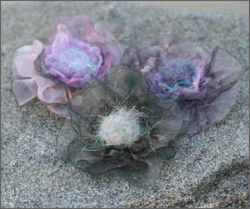 Blomster i organza med fibreknopper