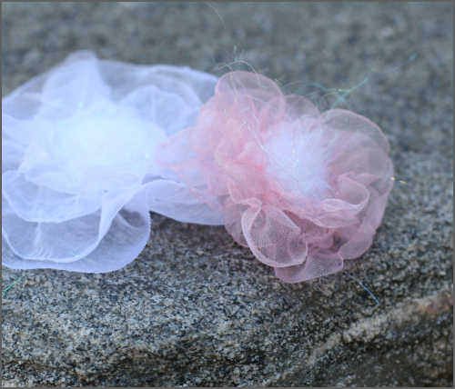 Blomster i organza med uldknopper