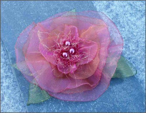 Organza blomst med blade