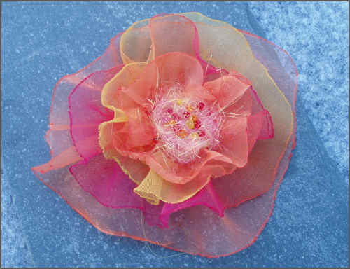 R&oslash;dorange organza blomst