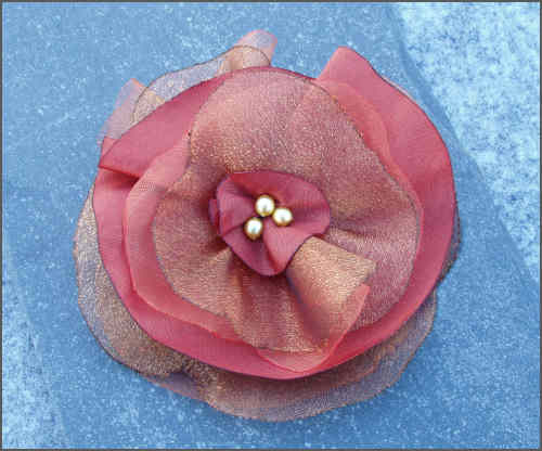 R&oslash;d blomst af taft og organza