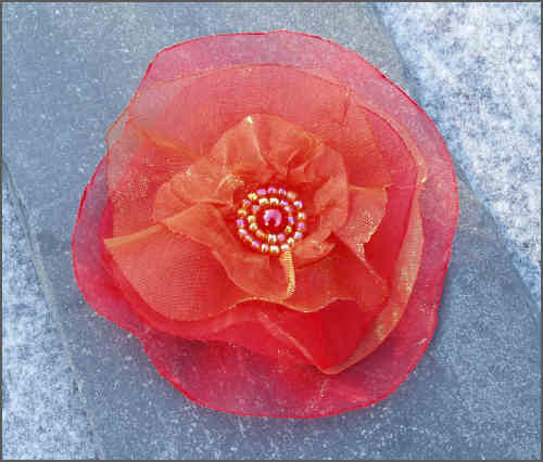 R&oslash;dorange organza blomst