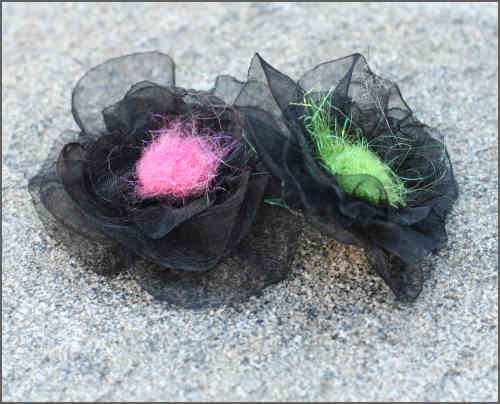 Blomster i sort organza med uldknopper